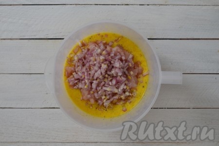 Всыпать очищенный и мелко нарезанный лук. Кто не любит лук, можете его не добавлять, будет не менее вкусно.
