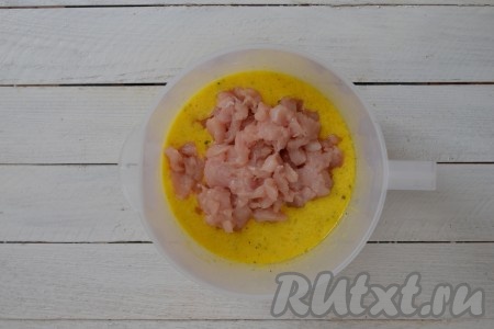 Добавить куриное мясо. Его можно перемолоть мясорубкой, блендером или мелко нарезать.
