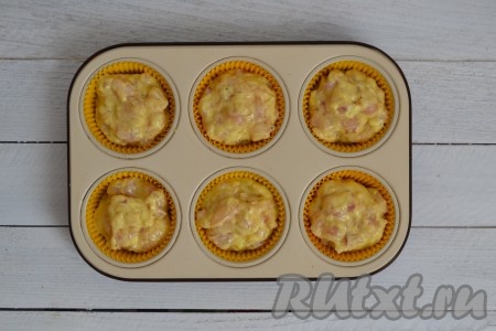 Следующий шаг - это выпекание маффинов в духовке. Я использовала металлическую форму для кексов, застеленную бумажными вкладышами. Тесто выкладывала, наполняя форму доверху. Если у вас нет бумажных вкладышей для маффинов, то смажьте металлическую форму сливочным или растительным маслом.
