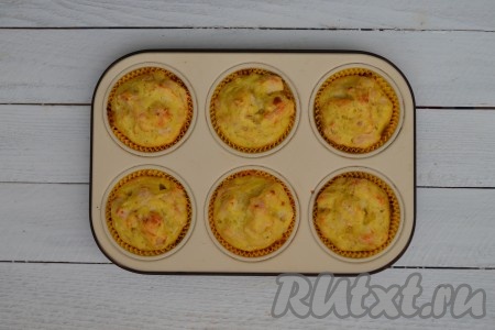 Запекать маффины из куриного филе в разогретой духовке 25-30 минут при температуре 180 градусов. Этого времени будет достаточно,&nbsp;чтобы приготовилось куриное мясо, мелко нарезанный лук и пропеклось тесто.
