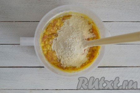 Перемешать получившуюся массу, всыпать просеянную муку и ещё раз хорошо перемешать тесто.
