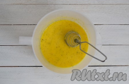 Всыпать соль, прованские травы и соду, тщательно перемешать.
