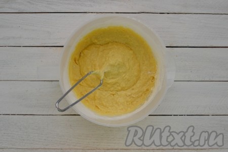 Тщательно перемешать получившуюся массу, мука должна полностью разойтись и только потом, постоянно помешивая, небольшими частями добавлять оставшуюся муку.
