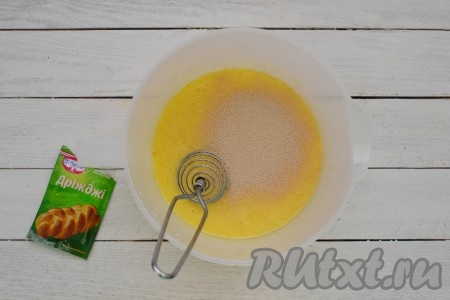 Всыпать сухие быстродействующие дрожжи. 