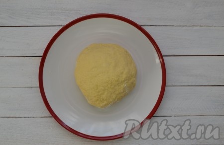 Замесить мягкое, послушное тесто. Тесто для жареных пирожков, замешанное на сыворотке, не должно липнуть ни к рукам, ни к рабочей поверхности, поэтому его нужно продолжать вымешивать еще 15-20 минут, после того как была добавлена вся мука. Но если все же тесто прилипает, нужно смочить руки растительным маслом и продолжить вымешивать. Готовое тесто накрыть салфеткой и оставить на 30 минут в теплом месте. За это время тесто увеличится в два раза. 