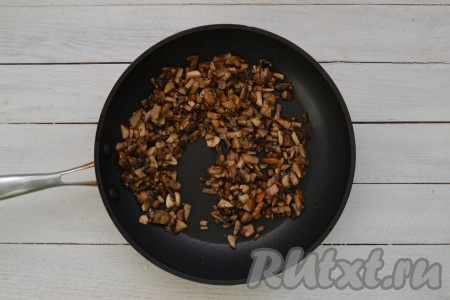 В это время подготовить начинку. Начинку для жареных пирожков, замешанных на сыворотке, можно приготовить любую по вашему вкусу. Я решила сделать грибную начинку, для этого нужно вымыть и мелко нарезать шампиньоны. В разогретую сковороду влить 1 столовую ложку растительного масла, через минуту выложить грибы, помешивая, обжарить их 10-15 минут на умеренном огне. Вся жидкость, образовавшаяся в сковороде, должна испариться. За 2 минуты до окончания приготовления добавить по вкусу соль. Готовую грибную начинку снять с огня и остудить.
