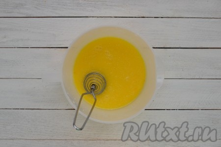 В миску влить сыворотку комнатной температуры, добавить яйцо и 1/2 чайной ложки соли, тщательно взбить венчиком.&nbsp;
