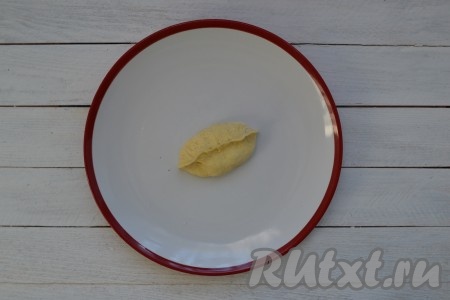 Защипать края теста, формируя пирожок. Аналогично подготовить все пироги с грибной начинкой. Пирожки из такого теста лепить одно удовольствие, так как тесто не тянется за пальцами, легко склеивается.
