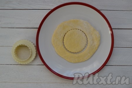 Подошедшее и отдохнувшее тесто еще раз хорошенько вымесить, раскатать в пласт толщиной 4-5 мм и вырезать круги одинакового размера (для вырезания кружочков можно использовать форму для вырубки или обычный стакан). Диаметр кружочков из теста будет зависеть только от ваших предпочтений: чем больше круг, тем больше будет в итоге пирожок.
