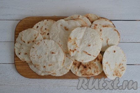 Обжарить кусочки лаваша по 30-40 секунд с каждой стороны.
