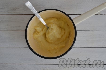 При постоянном помешивании довести массу до кипения. К этому времени заварной крем уже станет густым и будет пытаться бурлить. Будьте очень осторожны, так как можно обжечься. Снять с огня. Если все же крем получился комочками, то это не повод его выбрасывать, всего лишь нужно протереть его через мелкое сито и крем будет спасен. По консистенции заварной крем будет густым, плотным, сладким, нежным и однородным.
