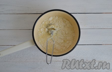 Всыпать крахмал и муку, снова все тщательно перемешать. В молоке не должно остаться комочков муки. Масса должна стать однородной и только потом сотейник отправить на слабый огонь.
