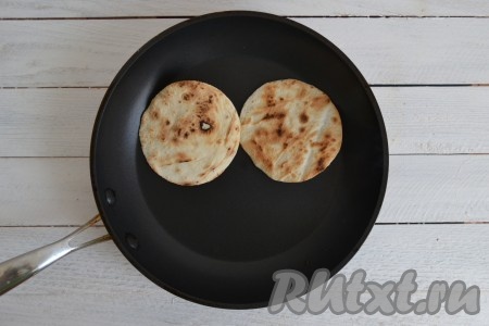 Лаваш необходимо разделить на равные части: большие или маленькие, круглые или квадратные - решать вам. Затем кусочки лаваша подсушить на сковороде. Смазывать сковороду ничем не нужно, достаточно хорошо прогреть и выложить лаваш.

