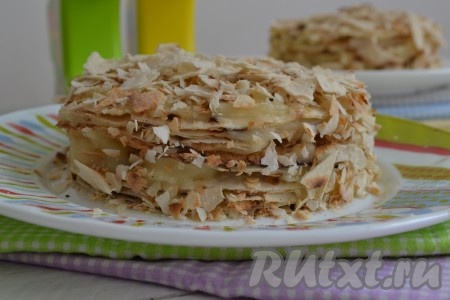 Верхний слой торта тоже смазать кремом и посыпать сверху крошками измельченного лаваша.
