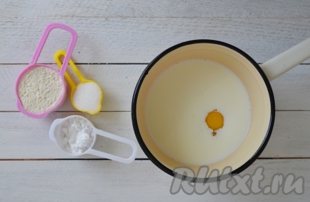 В сотейник влить молоко, добавить яйцо и сахар.&nbsp;
