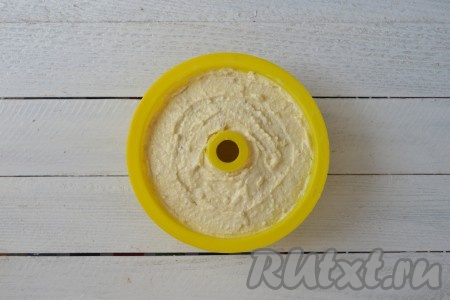 Выложить получившуюся творожную массу в форму, предназначенную для микроволновки (это может быть стеклянная, керамическая или силиконовая форма). Если будете использовать силиконовую форму, то смазывать ее маслом не нужно, в иных случаях - лучше смазать сливочным маслом. Отправить форму с творожной массой в микроволновку.