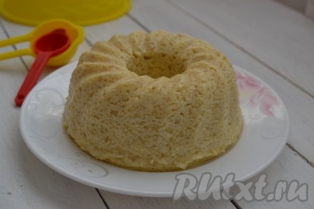 После того как достали творожную запеканку из микроволновки, извлеките её из формы, выложите на тарелку и можно сразу же подавать к столу. По желанию, её можно полить медом или вареньем.
