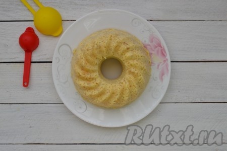 Готовить запеканку из творога 15 минут при максимальной мощности (у меня мощность микроволновки 800 Ватт). По окончании приготовления сразу форму из микроволновки не доставать, пусть она постоит 5-7 минут.
