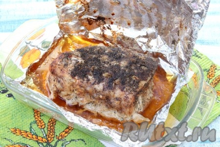 Выставить температуру 180 градусов и поставить форму со свининой в фольге в холодную духовку, запекать 1,5 часа, затем уменьшить температуру до 160 градусов и ещё готовить 15 минут. Духовку выключить и оставить в ней мясо на 2 часа. Аккуратно развернуть фольгу, буженина готова! А смотрите, сколько вкусного мясного сока, который можно добавить и в кашу, и в картошку.
