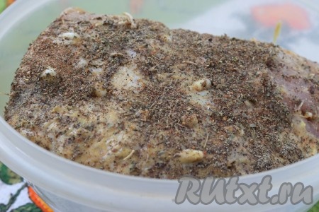 Мясо поместить в подходящий контейнер с крышкой и убрать на 12 часов в холодильник.