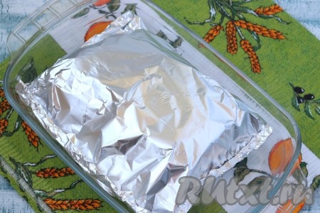 Затем свободным краем накрыть мясо и с трёх сторон плотно скрепить, чтобы пакет не развернулся от горячей температуры.
