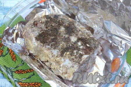 Спустя это время в форму для запекания выложить фольгу, оставляя свободный край настолько, чтобы хватило накрыть мясо. Свинину выложить на фольгу.
