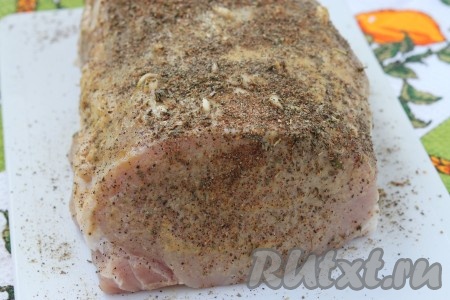 Горчицу смешать с гранатовым соусом и обмазать мясо со всех сторон. Можно использовать только горчицу, просто мне в этот раз для усиления вкуса захотелось добавить соус. Затем свинину обсыпать оставшимися специями.

