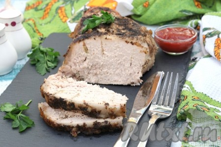 Разрезаем мясо тёплым и сразу подаём к столу.
