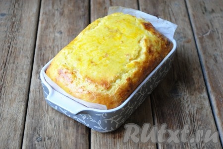 Готовить творожную запеканку с курагой в разогретой до 180 градусов духовке 40-45 минут. Готовая запеканка хорошо поднимется, подрумянится и сверху будет&nbsp;полностью сухой (без мокрых участков).
