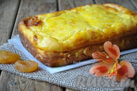 Достать творожную запеканку с курагой из духовки, дать ей немного остыть и можно подавать на стол.&nbsp;
