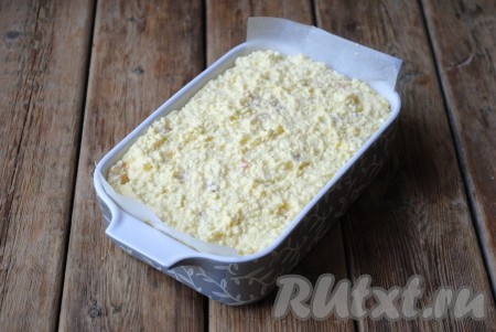 Форму для выпечки застелить пергаментом, выложить творожную массу и разровнять.
