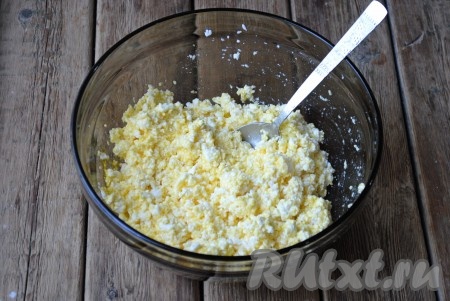 Для более однородной консистенции можно творожную массу взбить погружным блендером.
