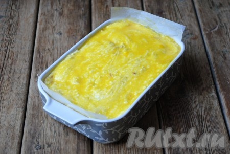 Яйцо взбить вилкой и вылить поверх творожной массы.
