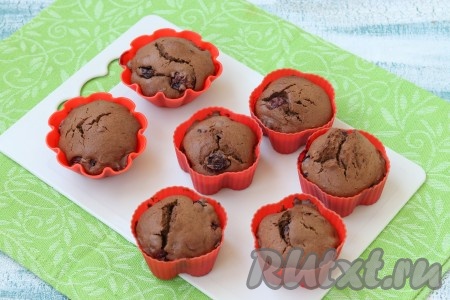 Разогреть духовку до 180 градусов и выпекать маффины с шоколадом и вишней 25-30 минут.
