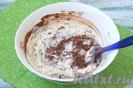 Муку смешать с разрыхлителем, добавить в тесто, перемешать.
