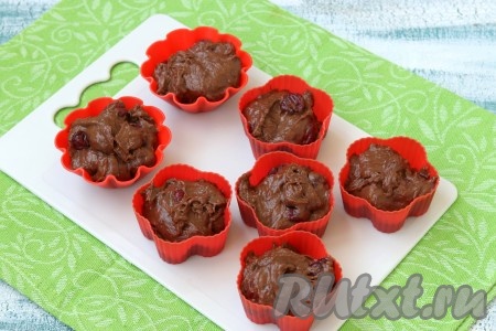 У меня силиконовые формочки, я их предварительно не смазывала маслом. Если используете железные формы, то обязательно нужно смазать их изнутри растительным или сливочным маслом. Наполнить тестом формочки, заполняя их на 2/3 объема.