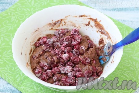 Вишню без косточек обвалять в муке и добавить в тесто. Тесто будет густым и вязким.
