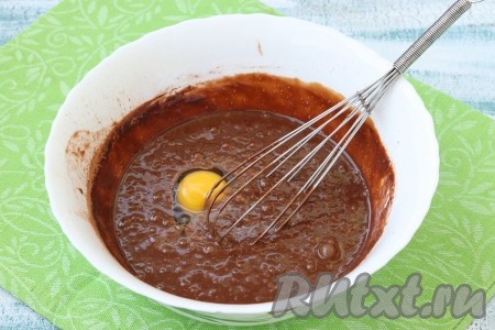 Далее по одному добавить яйца, взбивая тесто венчиком после добавления каждого яйца.
