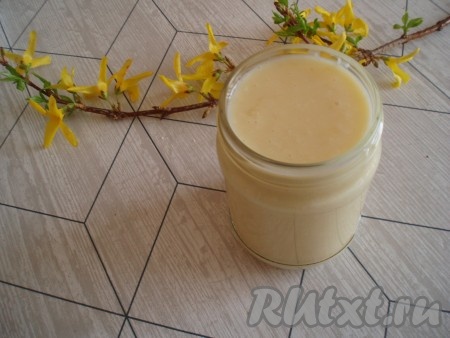 Готовую остывшую шоколадно-кокосовую пасту сложить в баночку, прикрыть крышкой и убрать в холодильник на 8 часов или более. За это время паста станет густой.
