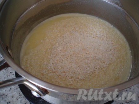 Снять с огня. К однородной сливочно-шоколадной смеси добавить кокосовую стружку, перемешать. Остудить до комнатной температуры.
