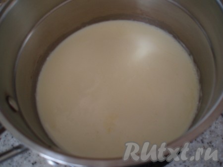 Сливки вылить в сотейник и довести до кипения.