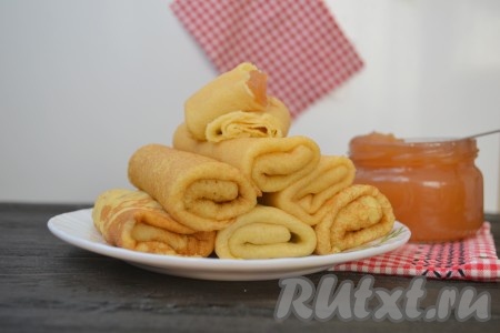 Нежные, вкусные блины, по желанию, свернуть и подать на стол вместе с медом или вареньем.
