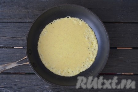 Сковороду хорошо прогреть, смазать растительным маслом (лучше использовать силиконовую кисточку) перед выпеканием первого блина и, приподняв сковороду над плитой, влить в центр один половник теста, при этом немного прокручивая саму сковороду. Это позволит тесту равномерно лечь по всей поверхности сковороды. Блинное тесто с добавлением овсяных хлопьев получается не очень плотным, поэтому хорошо растекается по сковороде. Обжарить блин на небольшом огне до легкого румянца с одной стороны (это займет 1-1,5 минуты).
