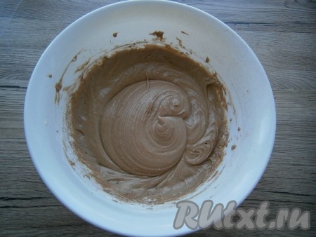 Тесто для венских шоколадных вафель должно получиться гладким и однородным, похожим на крем или в меру густую сметану.
