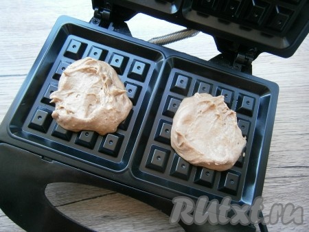 Вафельницу хорошо разогреть. Выкладывать тесто по 2 столовые ложки в центр ячеек, чуть разровнять, вафельницу закрыть.
