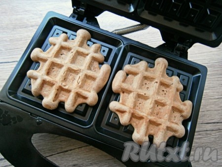 Выпекать вафли в течение 4-7 минут (до легкой румяности).
