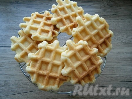 Готовые вафли остудить на решетке. Аналогично приготовить все вафли.
