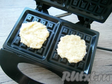 Вафельницу разогреть, выложить в центр по 1-1,5 столовые ложки теста, чуть разравнивая его, закрыть крышку.&nbsp;
