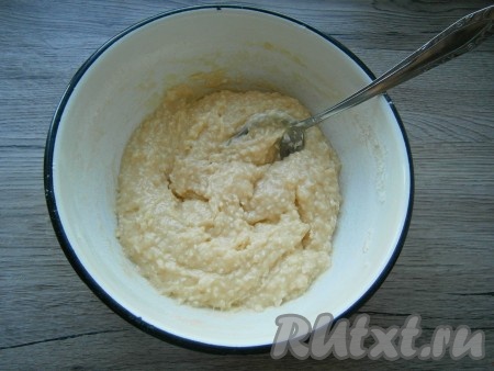 Тесто для кокосовых вафель должно получиться довольно густым, не стекающим с ложки.
