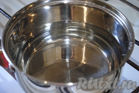 Воду налить в небольшой сотейник или кастрюлю, поставить на огонь и довести до кипения.&nbsp;
